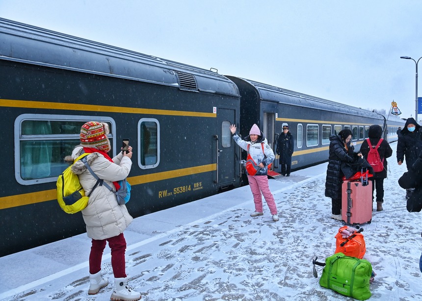 黑龙江今冬首趟冰雪旅游专列启程